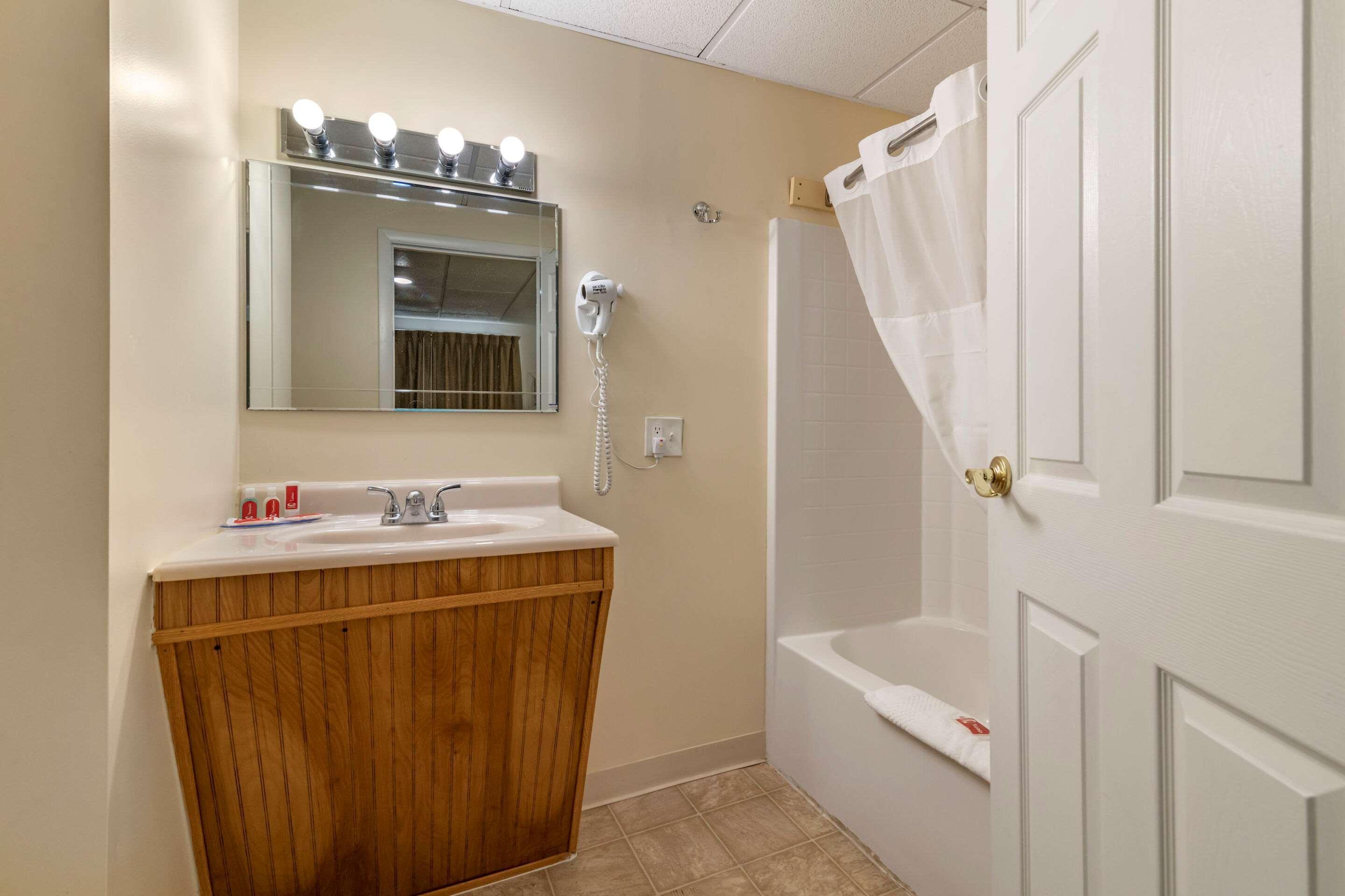 Rodeway Inn Lake George Outlets Экстерьер фото