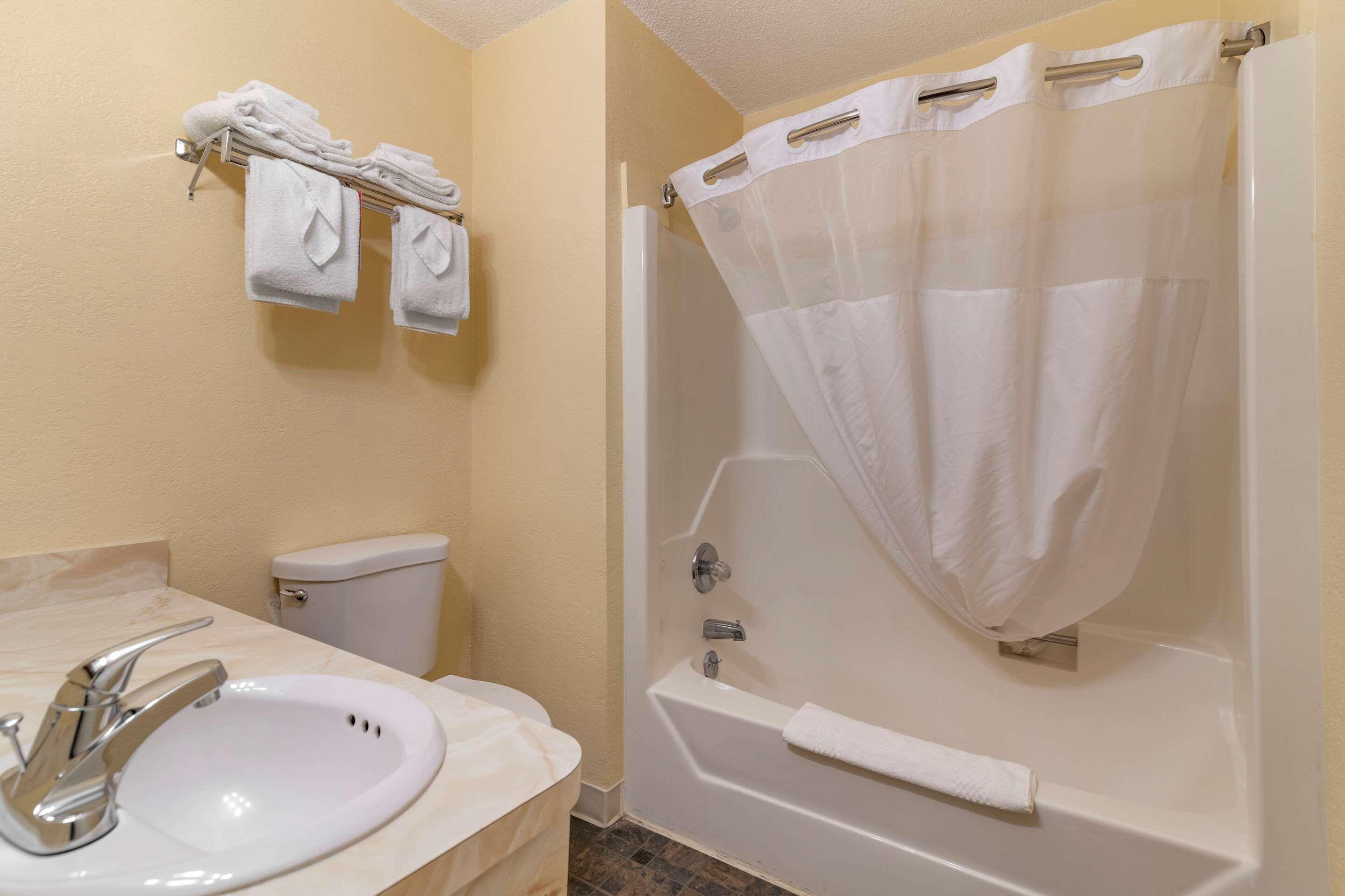 Rodeway Inn Lake George Outlets Экстерьер фото